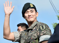 [포토] 만기전역한 김수현, 팬들 향해 손 인사