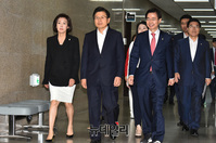 [포토] 최고위 참석하는 황교안 대표와 지도부