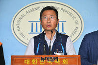 [포토] 정론관에 나타난 김명환 민노총 위원장