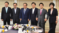 [포토] 회동 갖는 文 의장과 여야 5당 대표