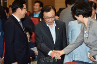 [포토] 중앙위 입장하는 이해찬 민주당 대표