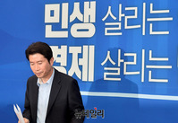 [포토] 민주당 원내대책회의 입장하는 이인영 