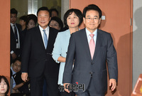 [포토] 정론관으로 들어서는 야3당 대표