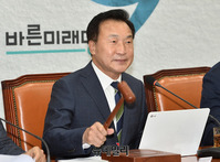 [포토] 의사진행하는 손학규 바른미래당 대표