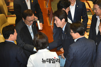 [포토] 동료 의원들과 인사 나누는 이인영 원내대표