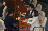 [포토] 대화 나누는 나경원-정용기