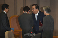 [포토] 장관들과 대화 나누는 문희상 국회의장