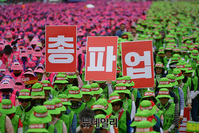 [포토] "文에 비정규직 철폐" 요구… 광화문 메운 민노총