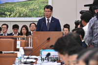 [포토] 국회 외통위 참석한 김연철 통일부 장관