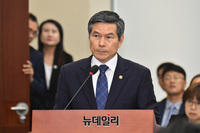 [포토] 北 목선 관련 현안보고 하는 정경두 국방부 장관