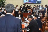 [포토] 국방위 회의장 떠나는 한국당 의원들