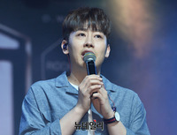 [포토] 가수 오왠 "첫 정규앨범, 많이 들어주세요"