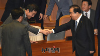[포토] 악수하는 문희상 국회의장과 이낙연 국무총리