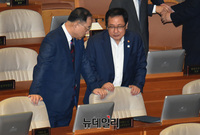 [포토] 심각한 표정으로 대화 나누는 홍남기-유영민