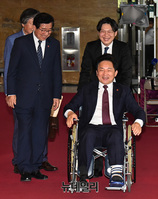 [포토] 휠체어 타고 국회 찾은 원희룡 제주도지사