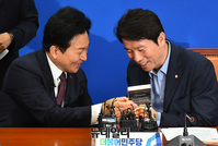 [포토] 이인영 원내대표에 감사패 전달하는 원희룡 제주지사