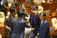 [포토] 동료 의원들과 악수 나누는 오신환 바른미래당 원내대표