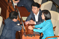 [포토] 대화 나누는 한국당 원내지도부