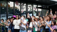 [포토] 폭염 속 기다리던 팬 200명 뒤로한 빅뱅 '탑'...일부 팬에만 인사