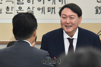 [포토] 의원들과 악수 나누는 윤석열 검찰총장 후보자