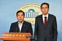 [포토] 박성중·곽상도 "새로운 매크로가 등장했다"