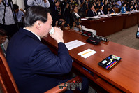 [포토] 물 마시는 윤석열 검찰총장 후보자