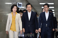 [포토] 한국당 최고위 입장하는 지도부