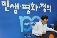 [포토] 민주당 최고위, 옷 벗는 이해찬 대표