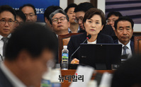 [포토] 의원들의 질문에 답하는 김현미 국토교통부 장관
