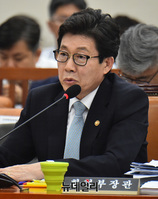 [포토] 답변하는 조명래 환경부 장관