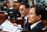 [포토] 윤석열 후보자에 질문하는 김도읍 의원