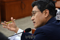 [포토] 윤석열 후보자에 '군면제' 사유 자료 요청하는 오신환 의원