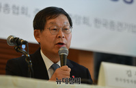 [포토] 최저임금 관련 기자회견 갖는 김용근 한국경영자총협회 상근부회장