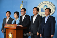 [포토] 한국당 "윤석열 검찰총장 후보자 자진사퇴 하라"