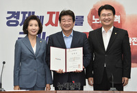 [포토] 강석호, 한국당 에너지 정책 파탄 대책 특위 고문으로 임명