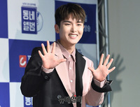 [포토] 손 인사하는 슈퍼주니어 려욱
