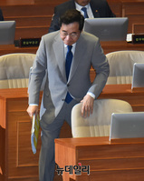 [포토] 단상으로 향하는 이낙연 국무총리