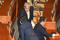 [포토] 동료 의원들과 악수 나누는 유성엽 민주평화당 원내대표