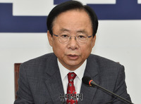[포토] 한국당 원내대표·중진의원 연석회의, 발언하는 이주영