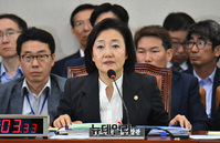 [포토] 질문에 답하는 박영선 중소벤처기업부 장관