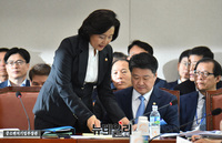 [포토] 퇴청하는 박영선 중소벤처기업부 장관