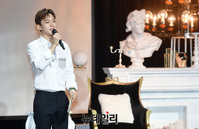 [포토] 솔로 데뷔하는 '백현' 소개하는 엑소 '첸'