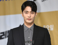 [포토] 그윽한 눈빛 보내는 배우 성훈