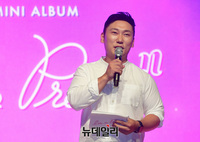 [포토] 걸그룹 '네이처' 소개하는 개그맨 이승윤