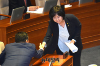 [포토] 동료 의원들과 인사 나누는 이정미 정의당 대표