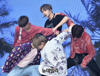 [포토] 신곡 '롤링롤링' 선보이는 아이돌그룹 원팀