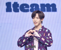 [포토] 원팀 진우 "진심 담긴 하트에요"