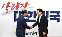 [포토] 하윤수 한국교총 회장 만난 황교안 대표