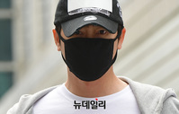 [포토] 검정모자·마스크 쓴 강지환...구속여부 심사 출석