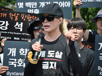 [포토] 개 식용 금지 촉구하는 킴 베이싱어